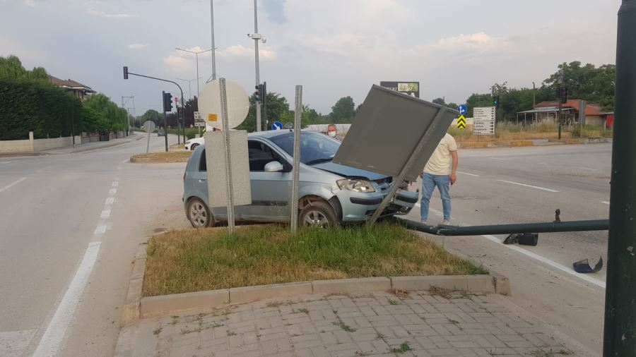 Direksiyon hakimiyetini kaybeden sürücüyü refüj kurtardı 