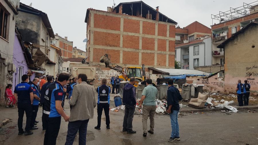 Polis eşliğinde temizlik