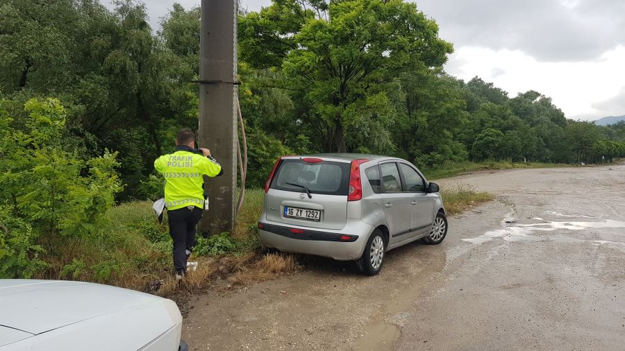 Yoldan çıkarak elektrik direğine çarptı