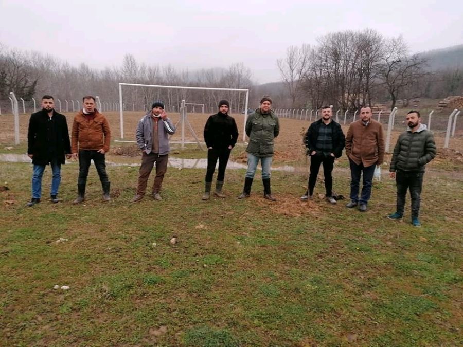 Köylü el birliği ile futbol sahasına sahip çıktı