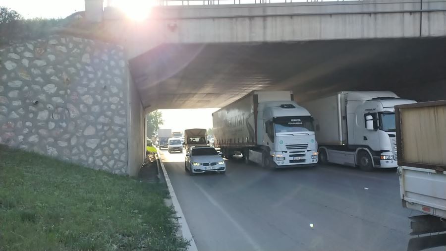 Tırın hava hortumu patlayınca trafik kitlendi 