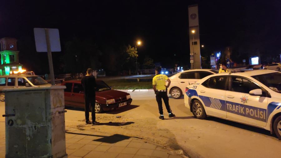 Aynı yoldan 10 ker geçen drift atan  otomobil polisin gözüne takıldı