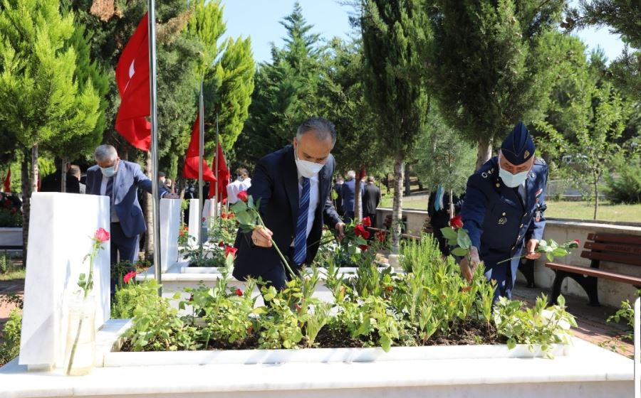 Şehitlikte duygusal anma