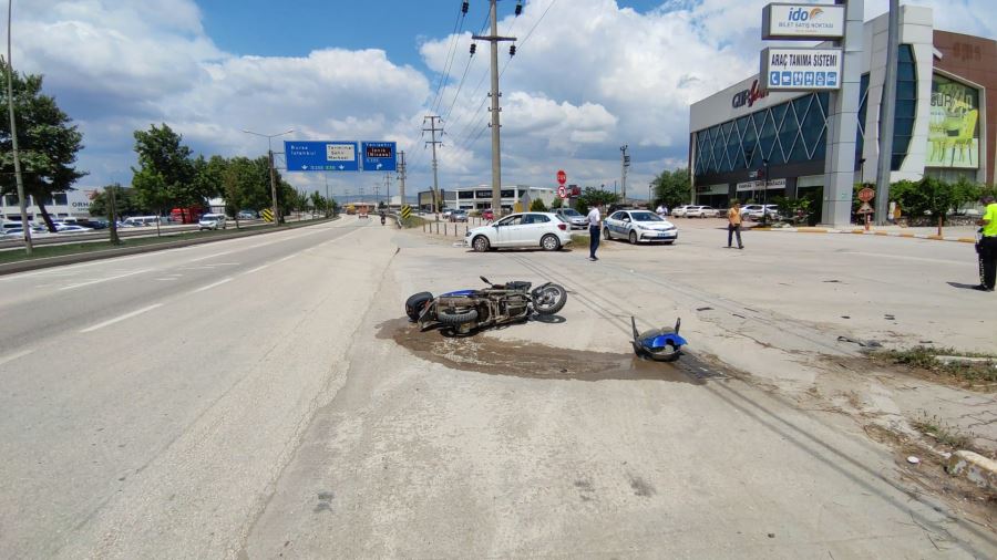 Otomobil ile çarpışan motosikletteki 1 kişi yaralandı