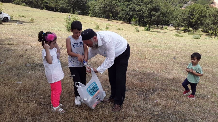 Torunları ile çöp toplayan kişi Vatandaşları böyle harekete geçirdi