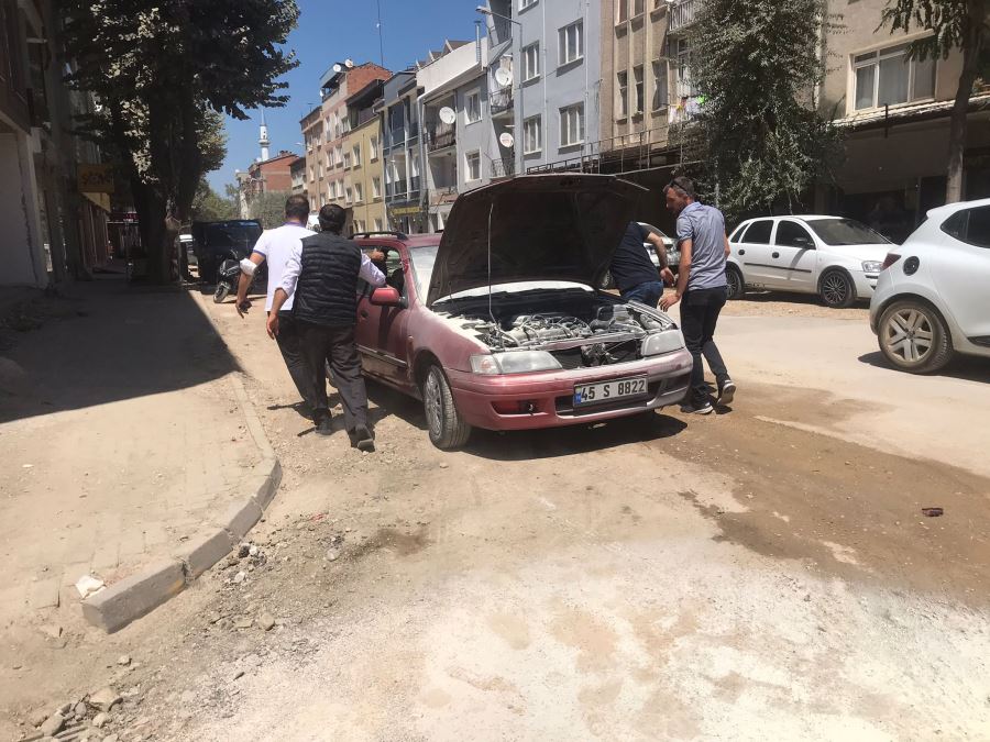 Seyir halindeki araç alev aldı