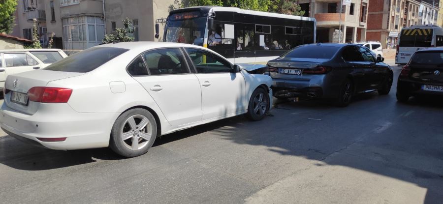 Araçlar birbirine girdi