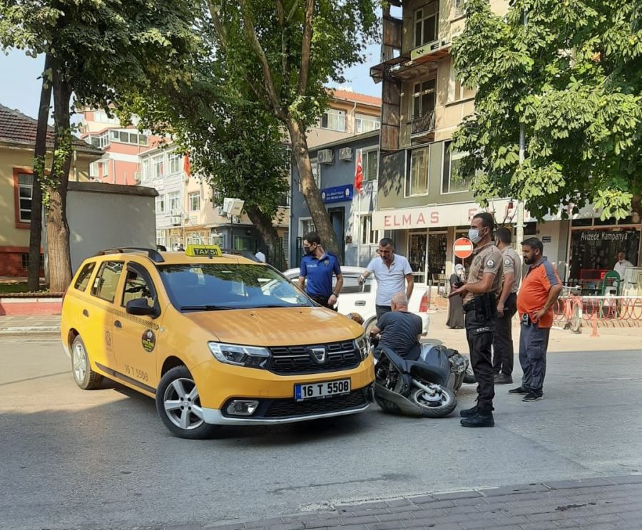 Ticari taksi ile çarpışan motosikletteki 2 kişi yaralandı