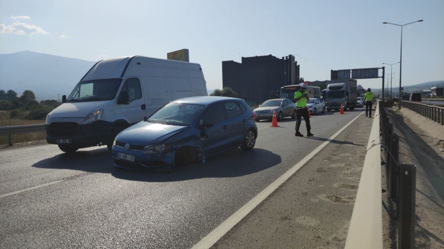 Bursa-ankara karayolu üzerinde yaralamalı kaza meydana geldi 2 kişi yaralı