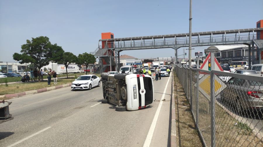 Alanyurt yolu üzerinde orta refüje çarpan otomobil yan yattı