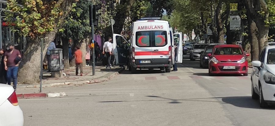 Otomobil kapısının ani açılmasından dolayı bisiklet sürücüsü yaralandı