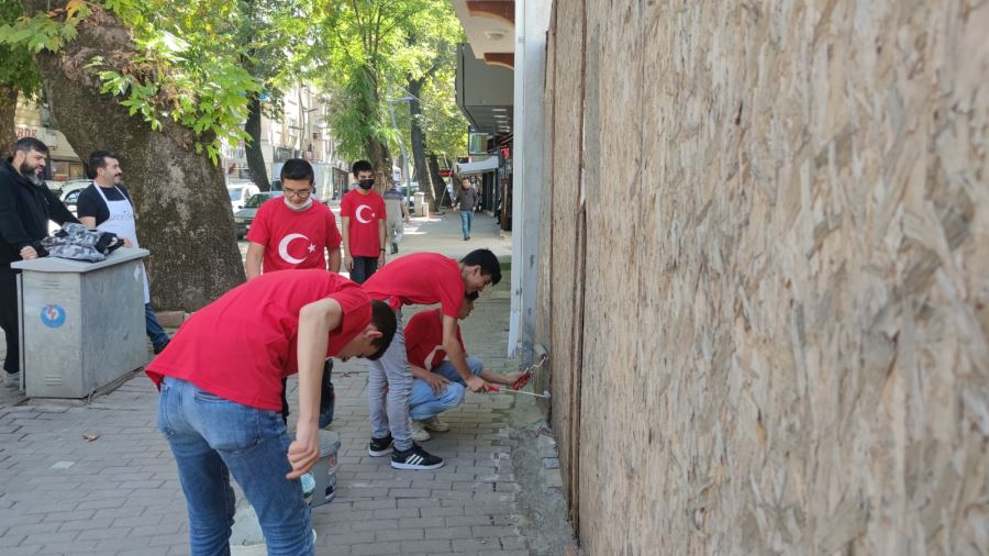 İnegöl’de görüntü kirliliğine neden olan olanlar gençler tarafından boyanıyor