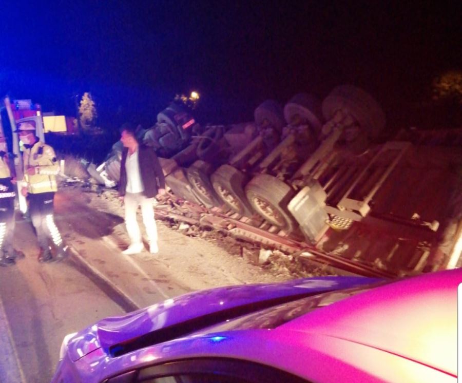 Telefona cevap verirken dikkati dağılan tir şarampole yuvarlandı 