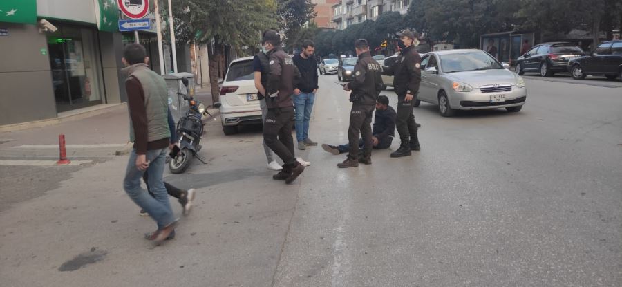 Ambulans gelene kadar bekçiler yaralının başından ayrılmadılar