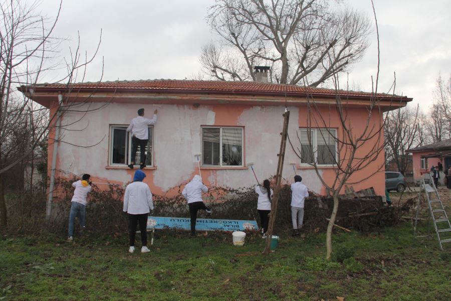 İstanbul’dan İnegöl’e gelen üniversiteli öğrenciler,  ‘Gönüllülük’ esasıyla minik öğrencilerin gönlüne dokundu