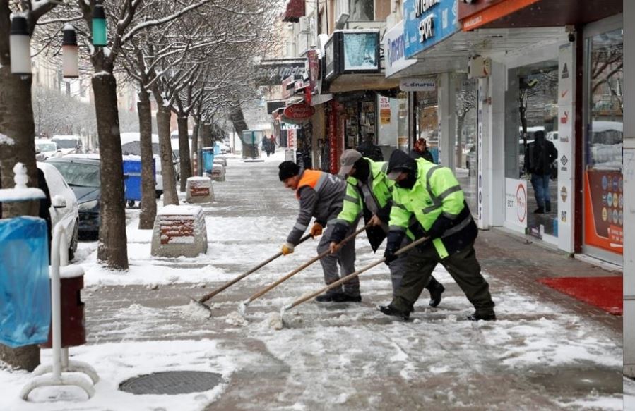 Kaldırımlar Kar Ve Buzdan Temizleniyor