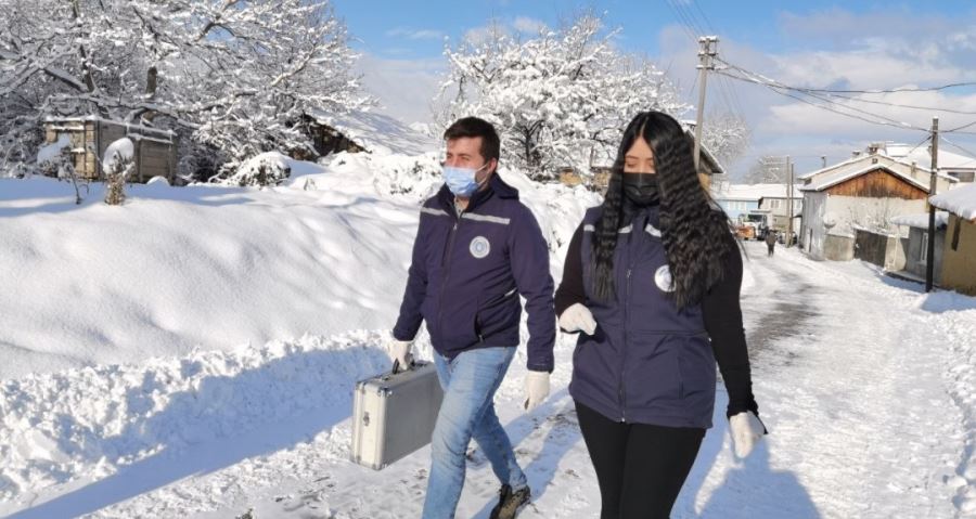 Bir metreyi bulan karlı yolları aşıp şifa dağıttılar