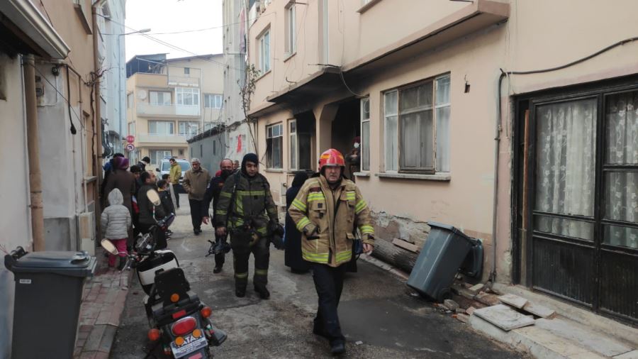 Yabancı uyruklu ailenin kaldığı evde çıkan yangın söndürüldü