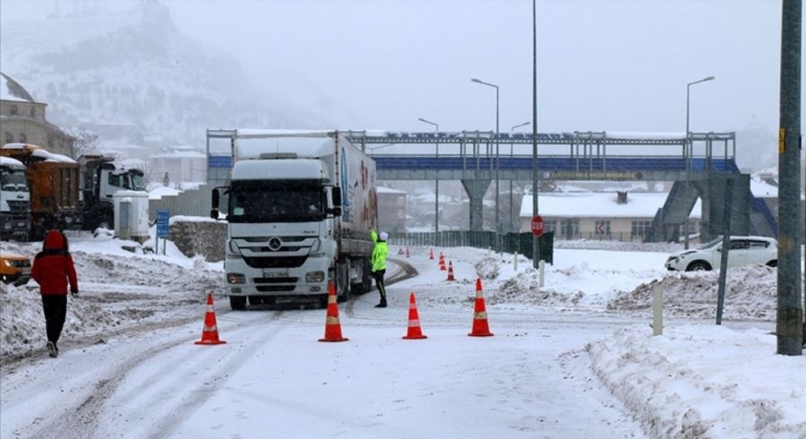 Yurt genelinde kar yağışı ulaşımı olumsuz etkiliyor