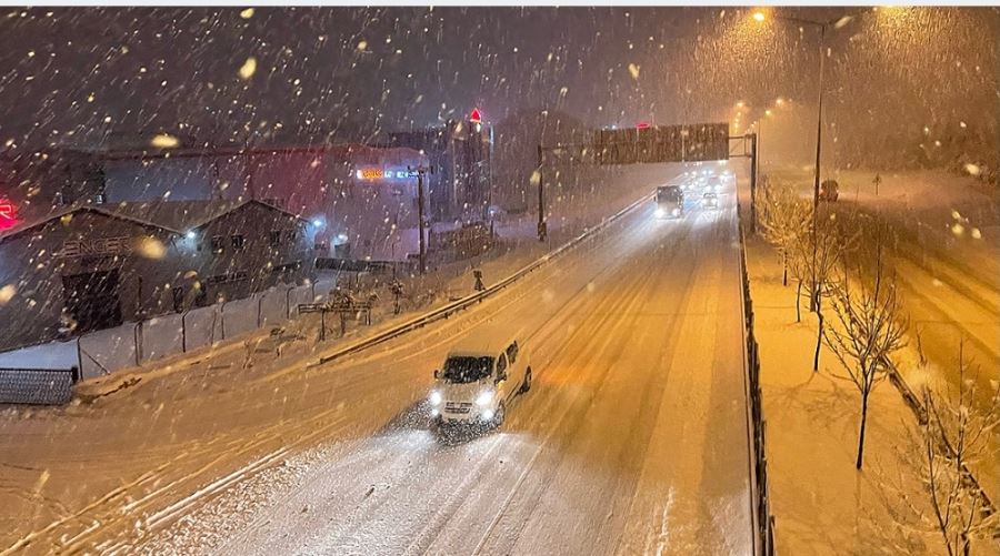 Bursa - İzmir kara yolunda kar etkili oluyor