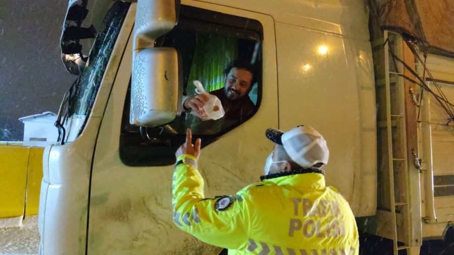 polislerden simit ve çay ikramı