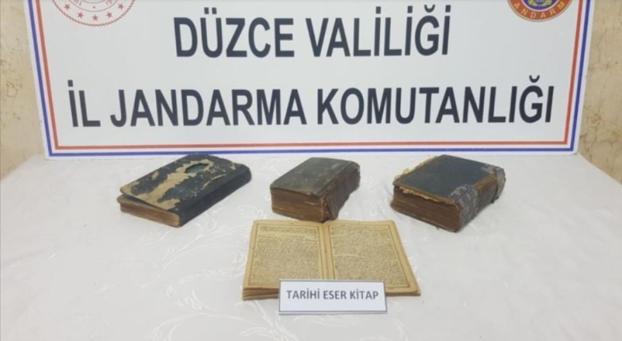 Tarihi eser niteliğinde el yazması kitaplar ele geçirildi