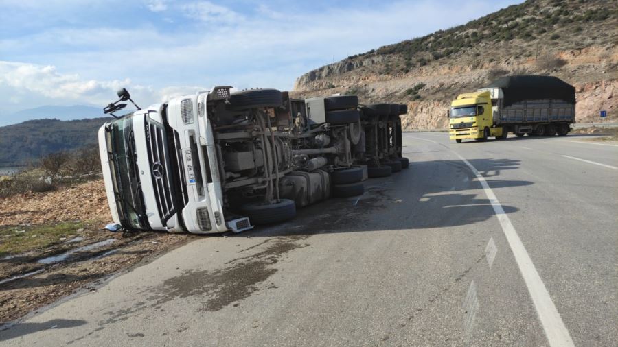 Virajı alamayan talaş yüklü tır devrildi