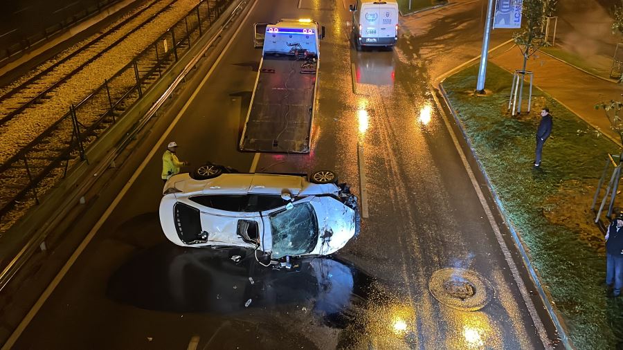 Sağanak nedeniyle kayganlaşan yoldaki trafik kazasında 2 kişi yaralandı