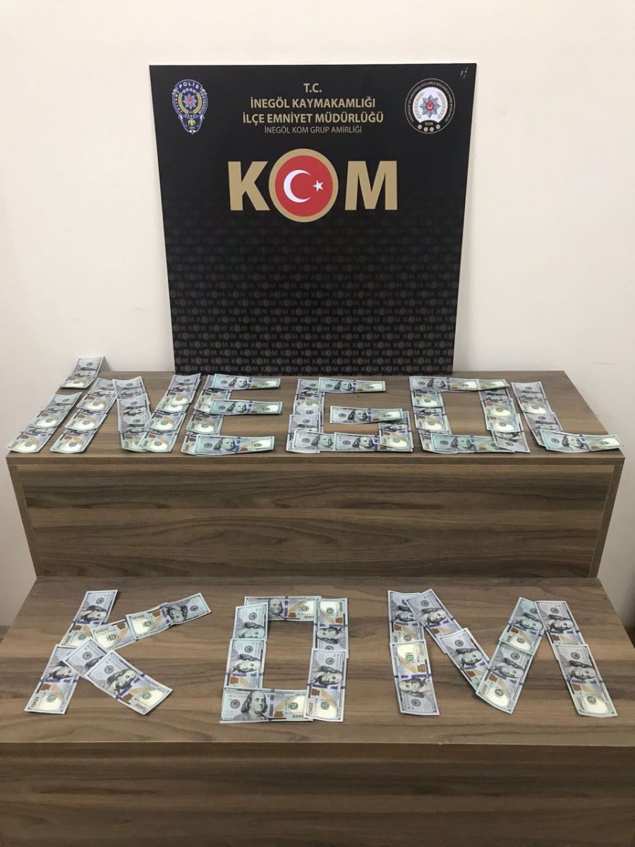 Sahte dolarları piyasaya üremeden polis tepesine bindi