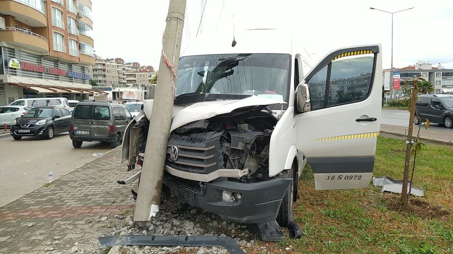 Elektrik direğine çarpan işçi servisindeki 6 kişi yaralandı