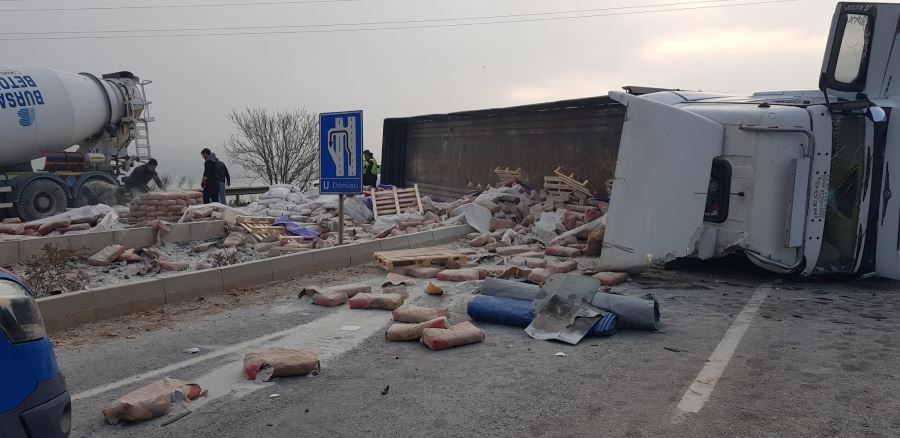 Yenişehir yolu üzerinde Kontrolden çıkan tır devrildi