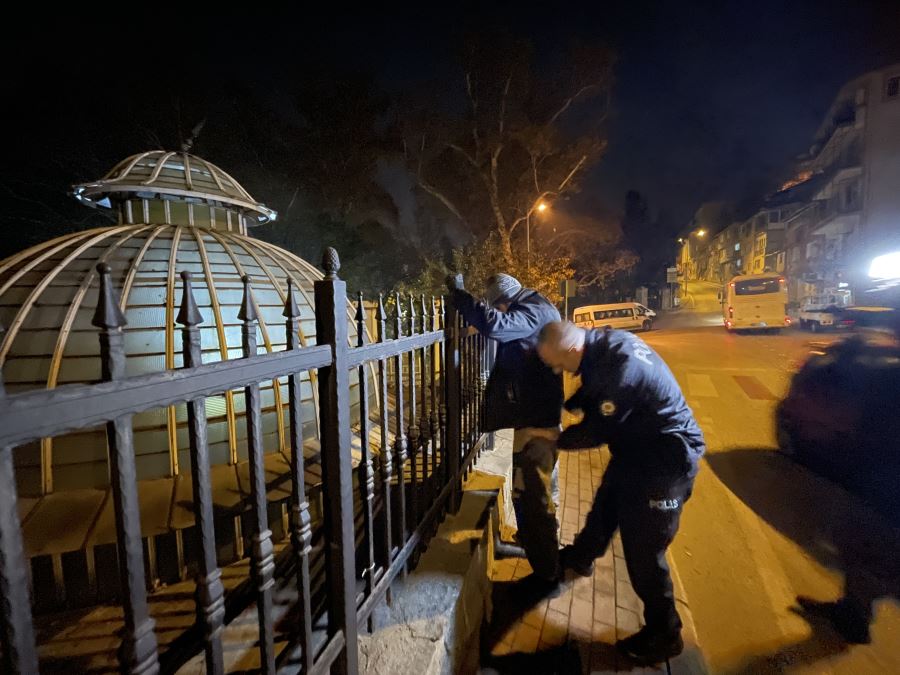 Tarihi caminin bakır levhalarını çalmaya çalışan 2 şüpheli yakalandı