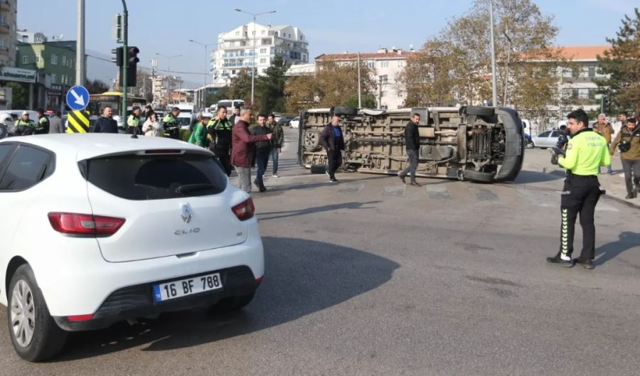 Otomobilin çarptığı minibüs devrildi