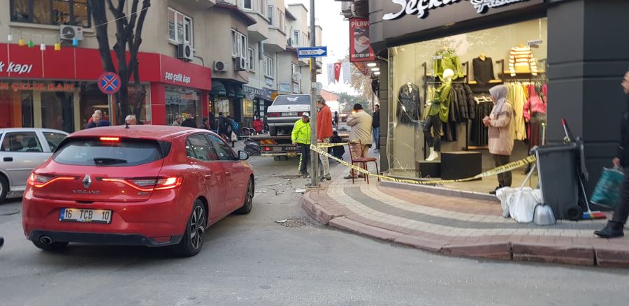 Otomobil ile motosiklet çarpıştı motorsiklet mağazanın  camına savruldu