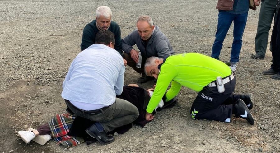 Trafik polisi, yaptığı ilk yardımla çocuğun  hayatını kurtardı