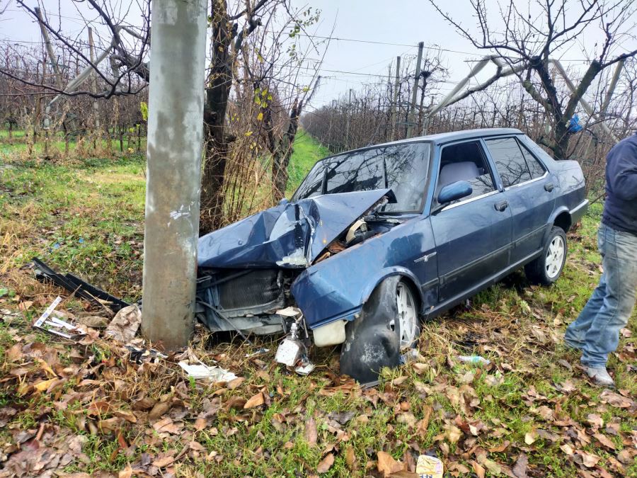 Kayganlaşan yolda kontrolden çıkan otomobil direğe çarptı