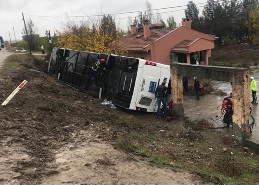 Yolcu otobüsünün şarampole devrilmesi sonucu 33 kişi yaralandı.