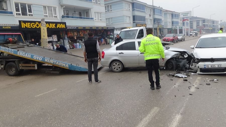 İki araç kafa kafaya çarpıştı 2 kişi yaralandı