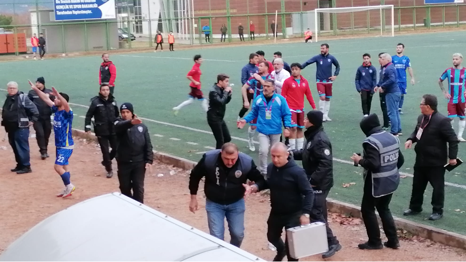 Futbolcuya ve bir polise saldıran kişi tutuklandı