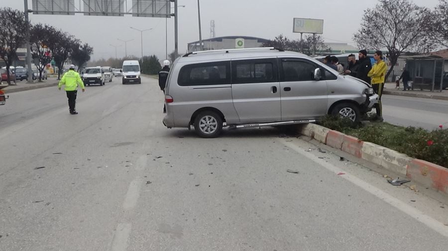 Zincirleme kazada direksiyon hakimini kaybeden minibüs aydınlatma direğini devirdi