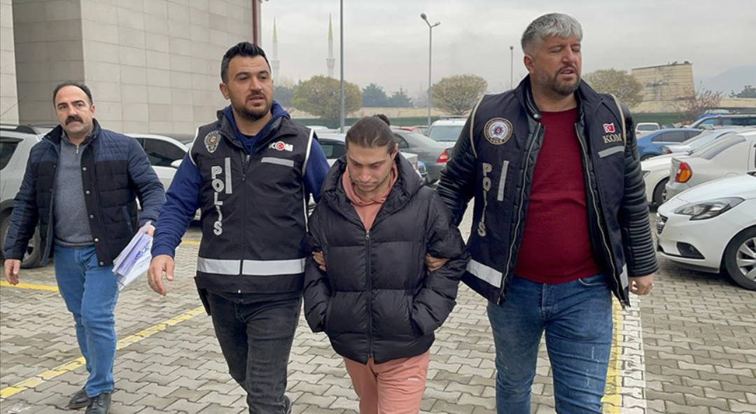 Sahte doktor ambulansla hasta naklederken yakalandı