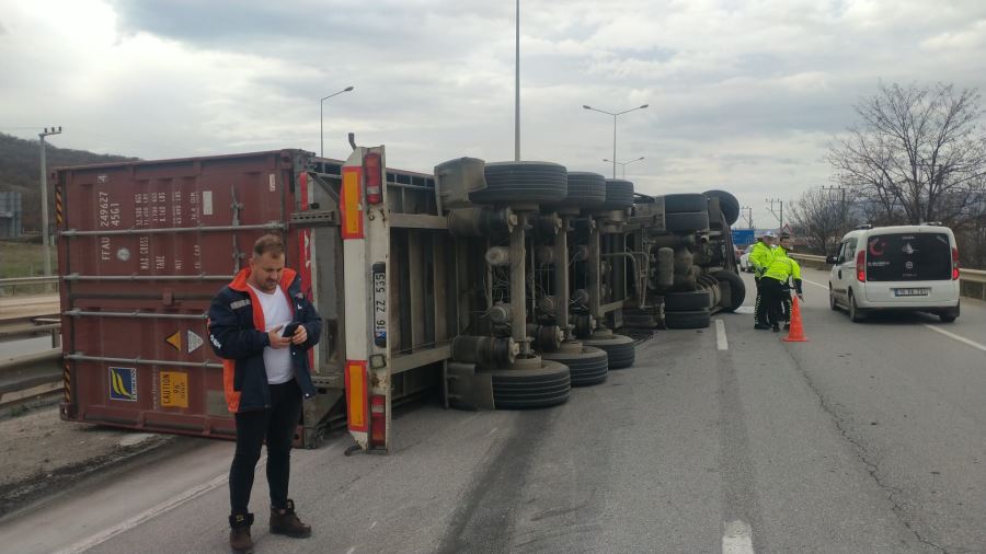 Direksiyon hakimiyetini kaybeden tır devrildi 1 kişi yaralandı