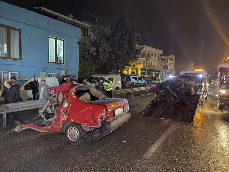 İkiye bölünen otomobilin sürücüsü hayatını kaybetti