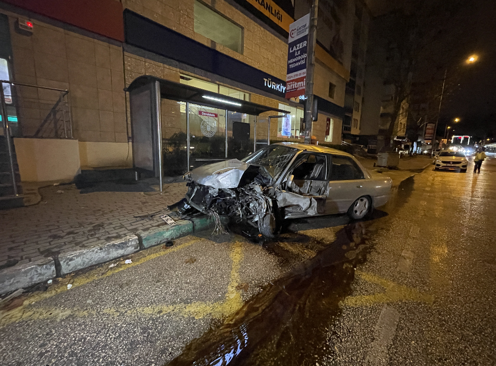 Otobüs durağına giren otomobildeki bir kişi yaralandı