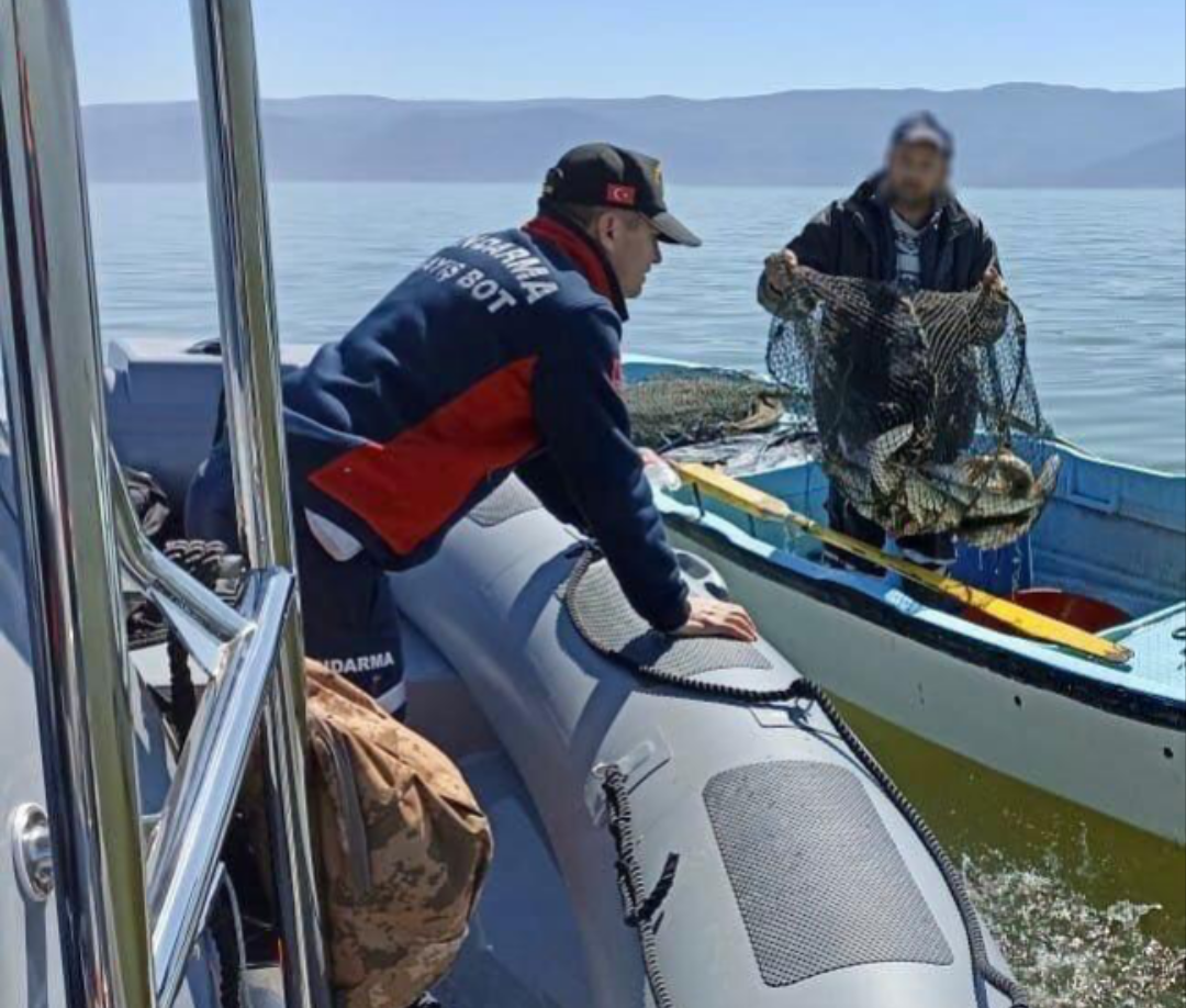 Kaçak avlanan bir balıkçı jandarma ekiplerince yakalandı