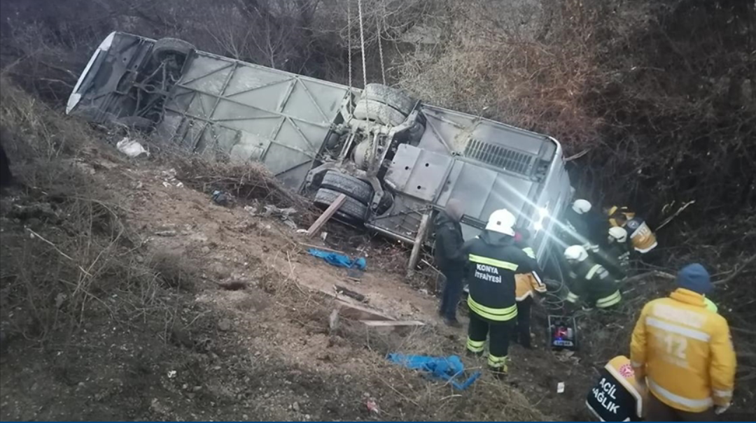 Yolcu otobüsünün devrilmesi sonucu 15 kişi yaralandı