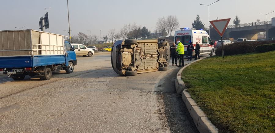 Kaldırıma çarpan otomobil ters döndü