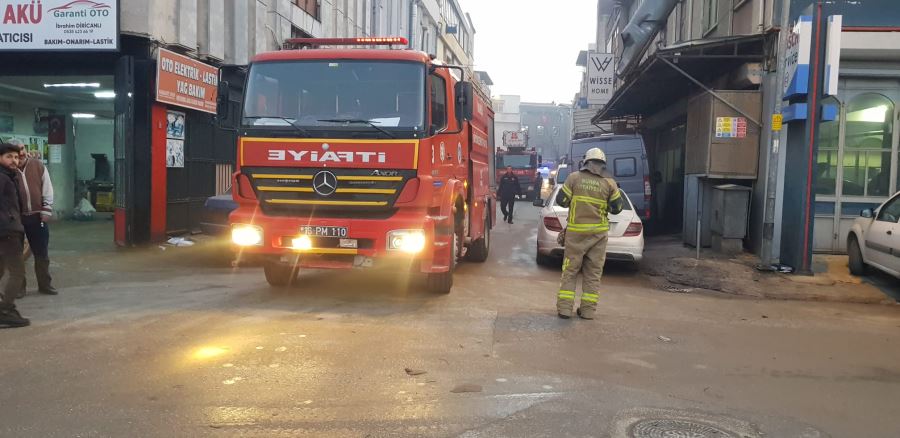 Mobilya imalathanesindeki dumanı gören vatandaşlar telefona sarıldı