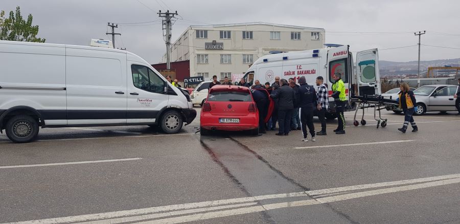 Otomobildeki yaralıyı çevredeki vatandaşlar sıkıştığı yerden çıkardılar