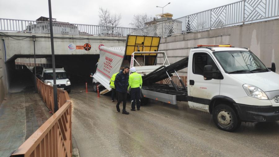 Altgeçide sıkışan kamyonet trafiği aksattı